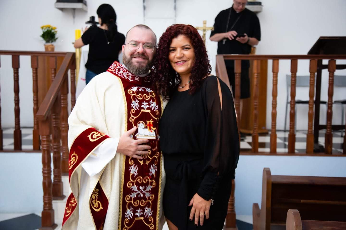 Padre Dom Diego Peral ao lado de sua esposa, Rita de Cássia Viedade Scarmeloto, sorrindo na igreja