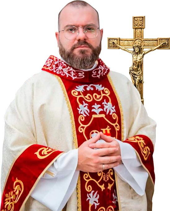 Padre Dom Diego Peral vestindo paramentos litúrgicos brancos e vermelhos, em frente a um crucifixo dourado