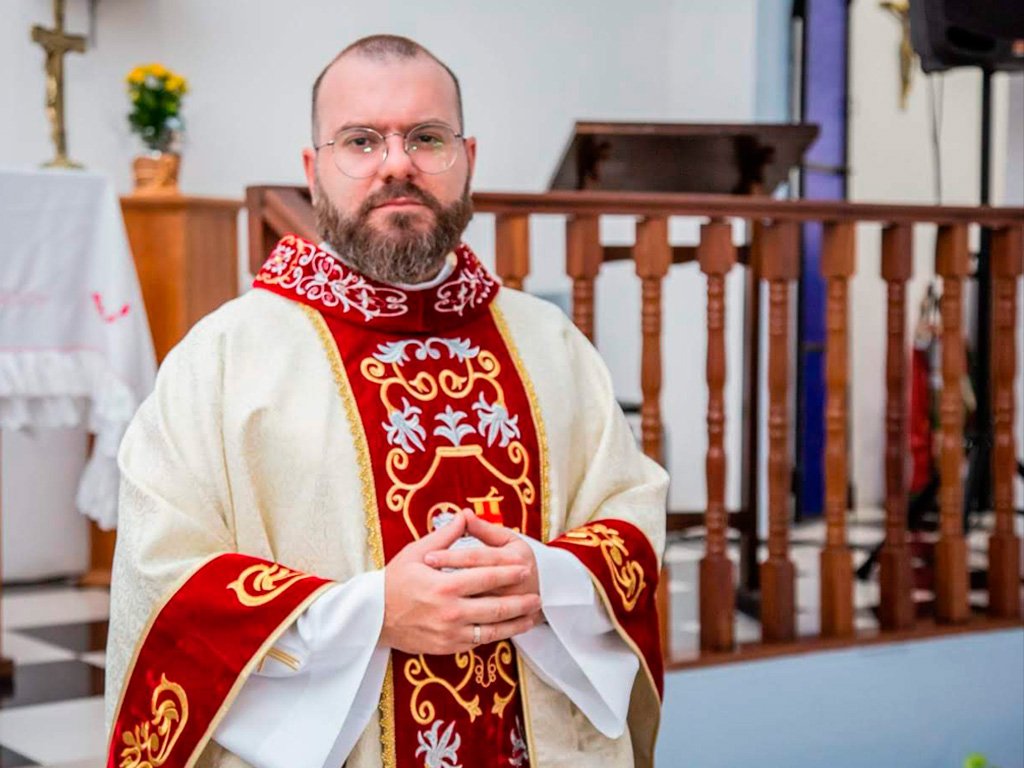 Padre Diego Peral, vestindo paramentos litúrgicos, simbolizando a continuidade e a importância da Sucessão Apostólica na Igreja